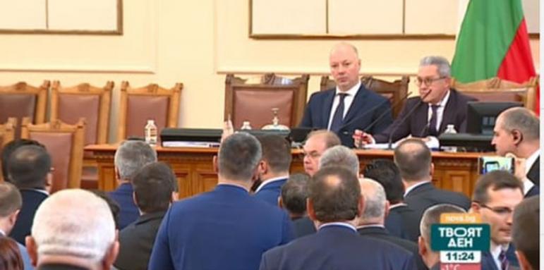 Кирил прави панаири в залата, Цонев сложи ред в парламента